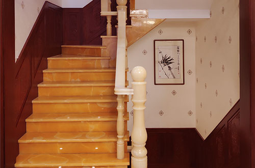 端州中式别墅室内汉白玉石楼梯的定制安装装饰效果